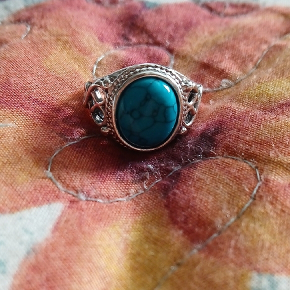 Blue and Silver Turquoise Ring with Classic Design - Picture 4 of 11